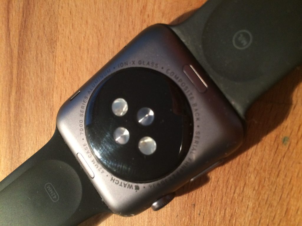 Seriennummer auf der Rückseite der Apple Watch