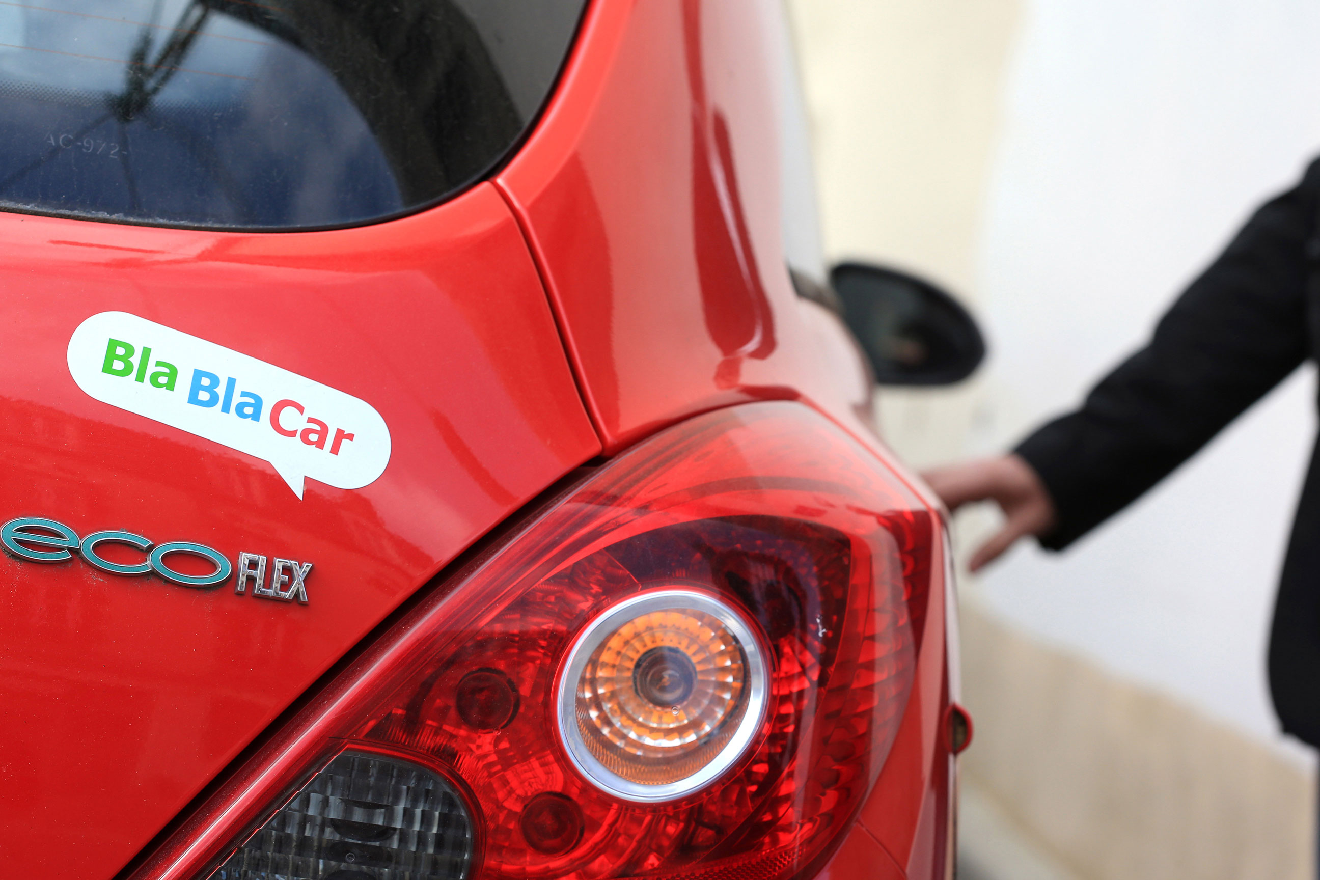 BlaBlaCar-Aufkleber auf der Rückseite eines roten Autos.
