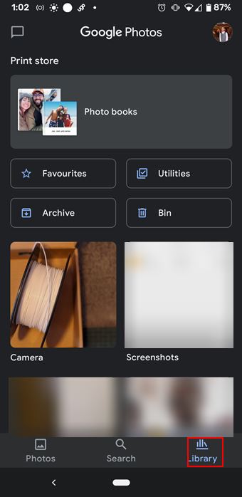 Screenshot von einem Android-Handy mit Google-Fotos und einem rot markierten Bibliothekssymbol