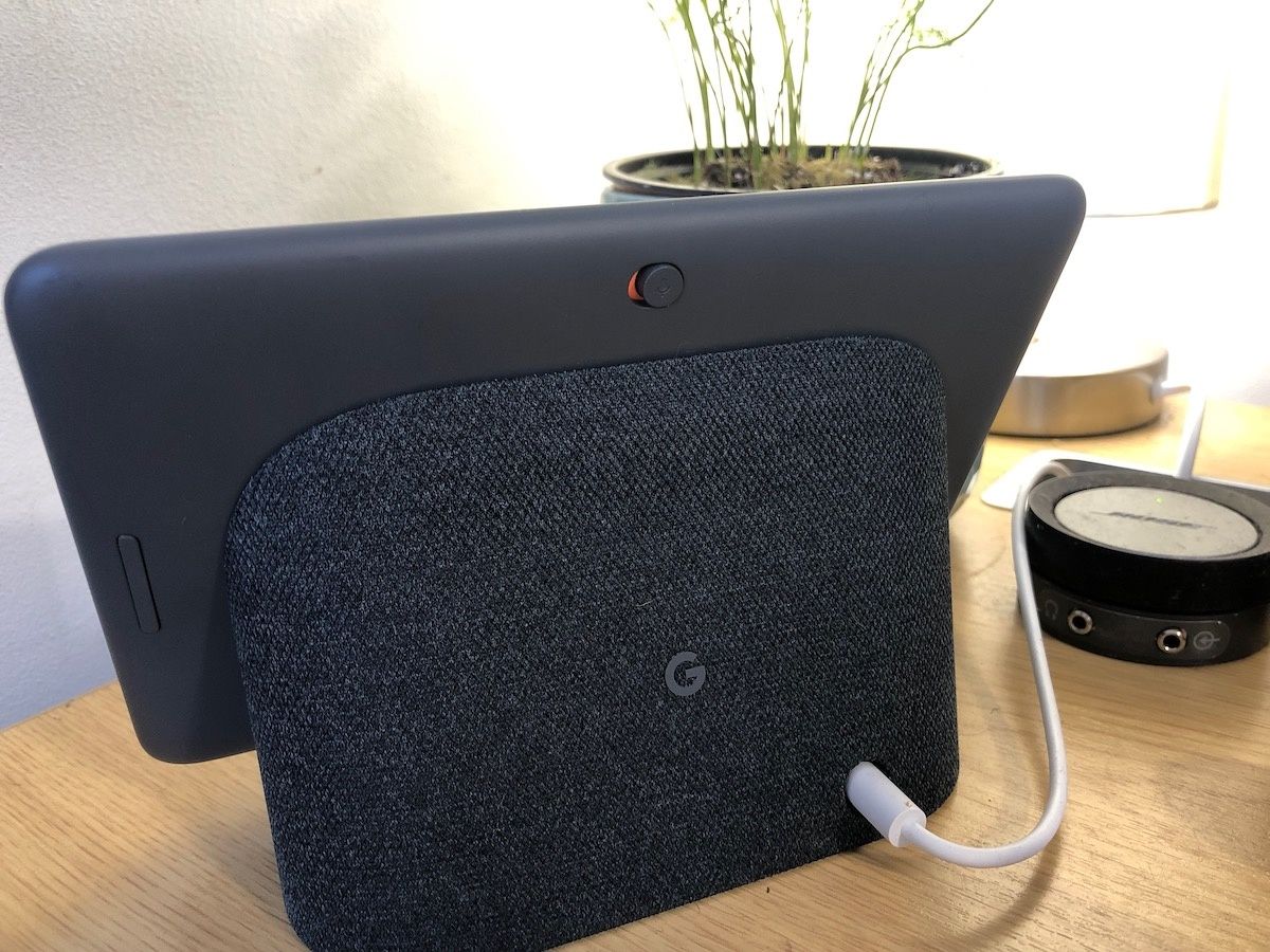 Foto der Rückseite eines Google Home Hubs und seines Stummschalters