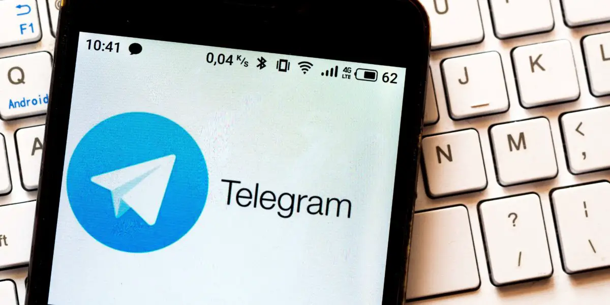 In dieser Fotoabbildung ist ein Telegram-Logo zu sehen